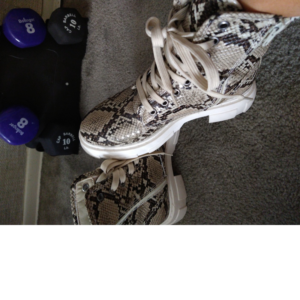 BAMBOO LIKE NEW SNAKE SKIN COMBAT BOOTS - SIZE 7 - Picture 6 of 6